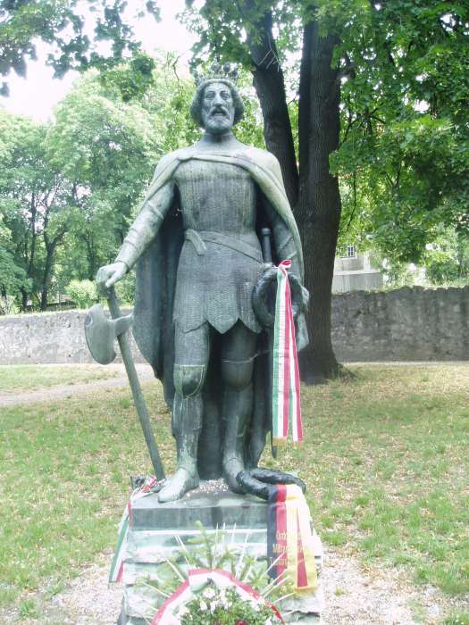 Sümeg, Népkert: Szent László király szobra.jpg Sümeg, Népkert: Szent László király szobra.jpg